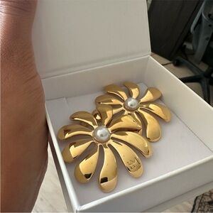 Heaven Mayhem Elegant Gold Flower Earrings with Pearl Center